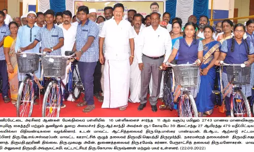 11,130 மாணவ, மாணவிகளுக்கு இலவச சைக்கிள்கள்அமைச்சர் காந்தி வழங்கினார்