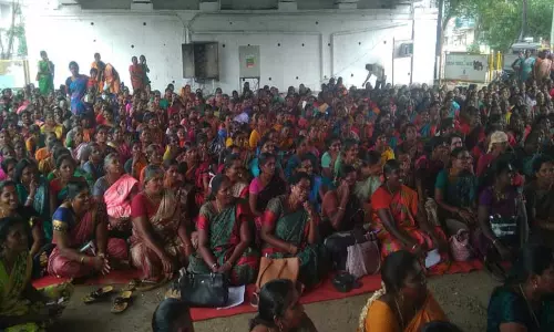 சத்துணவு ஊழியர் சங்கத்தினர் தர்ணா போராட்டம்