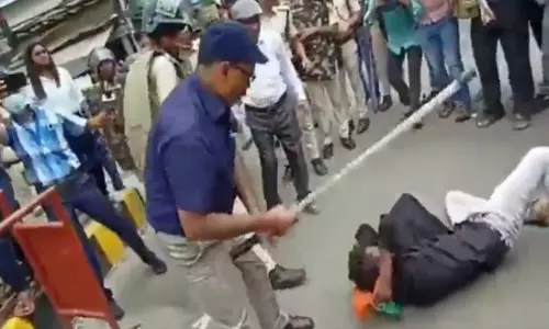 தேசிய கொடி அவமதிப்பு: போராட்டக்காரரை தடியால் சரமாரியாக தாக்கிய கூடுதல் கலெக்டர்...!