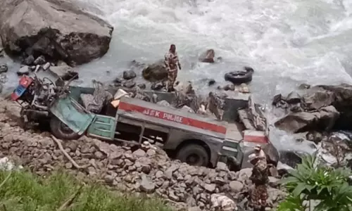 காஷ்மீர்: எல்லைக் காவல் படையினர் பயணித்த பேருந்து ஆற்றில் கவிழ்ந்த விபத்தில் பலி எண்ணிக்கை 8 ஆக உயர்வு! காஷ்மீர்: எல்லைக் காவல் படையினர் பயணித்த பேருந்து ஆற்றில் கவிழ்ந்த விபத்தில் பலி எண்ணிக்கை 8 ஆக உயர்வு!