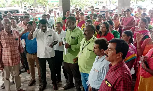 திண்டுக்கல் கலெக்டர் அலுவலகம் முன்பு ஊரக வளர்ச்சித்துறை அலுவலர்கள் ஆர்ப்பாட்டம்