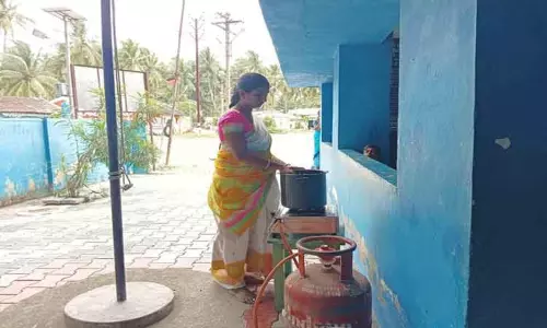 சமையல்கூடம் இல்லாத அங்கன்வாடி மையம்