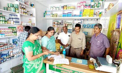 உரக்கடைகளில் அதிகாரி ஆய்வு உரக்கடைகளில் அதிகாரி ஆய்வு