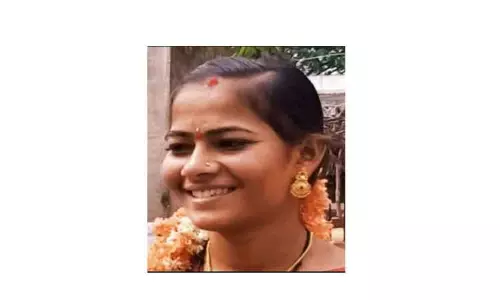 போலீஸ் நிலையத்தில் உள்ள வழக்கால்  அரசு பணியில் சேர முடியாததால் தூக்குப்போட்டு பெண் தற்கொலை