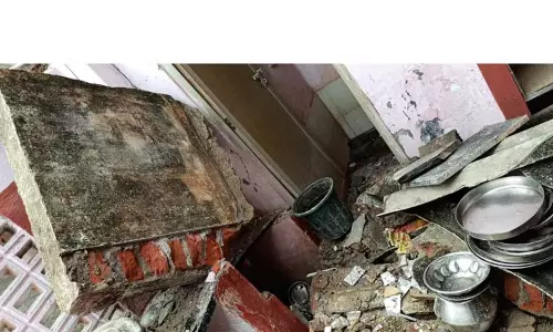 வீட்டின் மேற்கூரை இடிந்து விழுந்தது
