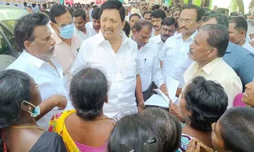 ஊராட்சி செயலாளர், சத்துணவு அமைப்பாளர் மீது அமைச்சரிடம் புகார்