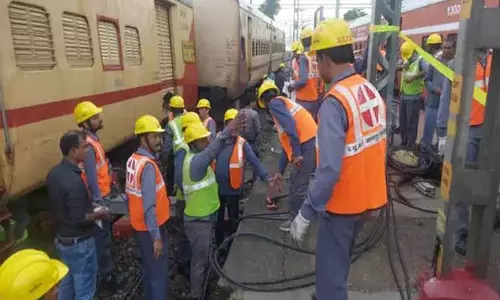 சத்தீஸ்கரில் இருந்து நாக்பூர் வந்த எக்ஸ்பிரஸ் ரெயில் தடம் புரண்டது- பயணிகள் அதிர்ஷ்டவசமாக தப்பினர்