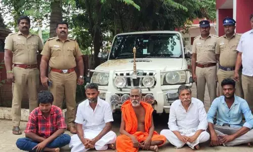 வாலிபரிடம் நூதன முறையில் பணம் அபேஸ்; போலி சாமியார் உள்பட 5 பேர் கைது வாலிபரிடம் நூதன முறையில் பணம் அபேஸ்; போலி சாமியார் உள்பட 5 பேர் கைது