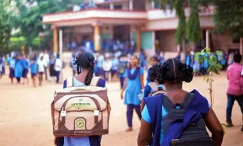 சென்னை உள்ளிட்ட 4 மாவட்டங்களில் ஆகஸ்ட் 27-ந் தேதி பள்ளிகள் செயல்படும் - தமிழக அரசு அறிவிப்பு சென்னை உள்ளிட்ட 4 மாவட்டங்களில் ஆகஸ்ட் 27-ந் தேதி பள்ளிகள் செயல்படும் - தமிழக அரசு அறிவிப்பு