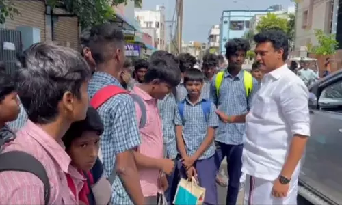 தாமதமாக வந்த மாணவர்கள்: பள்ளிக்கு வெளியில் நின்றவர்களை உள்ளே அழைத்து சென்ற அமைச்சர்