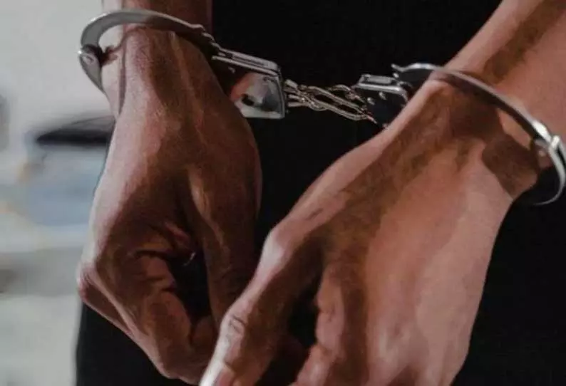 உணவு டெலிவிரி ஊழியர்கள் போல வேடமிட்டு நகை பறிப்பு திருடர்களை பிடித்த போலீசார்