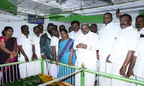 அ.தி.மு.க. அவை தலைவர் தமிழ்மகன் உசேன் பிரார்த்தனை