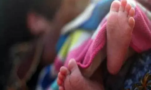 பிரசவத்திற்கு அழைத்து சென்றபோது ஆம்புலன்சில் பெண்ணுக்கு குழந்தை பிறந்தது