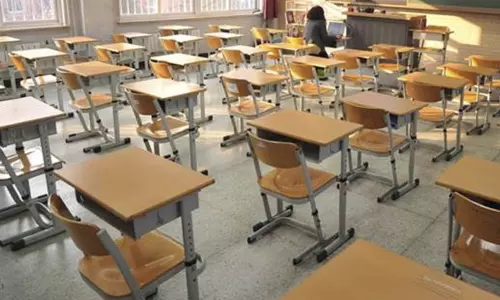 பள்ளி கட்டணம் கட்டவில்லை என கூறி மாணவர்களை அறையில் அடைத்து சித்ரவதை பள்ளி கட்டணம் கட்டவில்லை என கூறி மாணவர்களை அறையில் அடைத்து சித்ரவதை