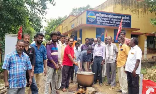 2 மாத ஊதிய பாக்கியை வழங்க கோரி குடிநீர் வடிகால் வாரிய தொழிலாளர்கள் காத்திருப்பு போராட்டம்