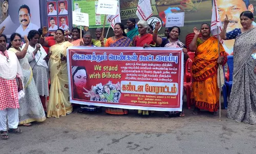 பெண்கள் கூட்டமைப்பினர் ஆர்ப்பாட்டம்