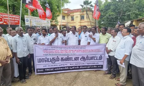 நவீன அரிசி ஆலைகளை தனியாரிடம் ஒப்படைப்பதை கண்டித்து திருவாரூரில் ஆர்ப்பாட்டம் நவீன அரிசி ஆலைகளை தனியாரிடம் ஒப்படைப்பதை கண்டித்து திருவாரூரில் ஆர்ப்பாட்டம்