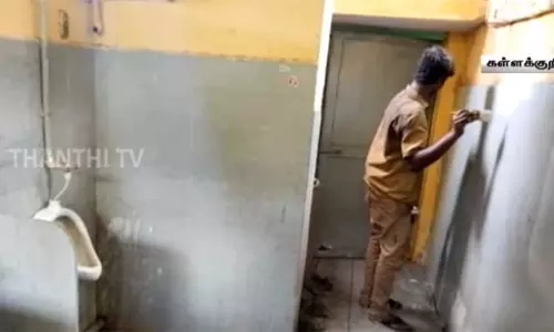 கழிவறையை சுத்தம் செய்யும் மாணவர்கள்: போக்குவரத்து பணிமனையில் அதிர்ச்சி சம்பவம்..!