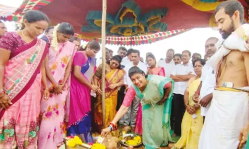 பிள்ளாரிப்பட்டு உயர்நிலைப்பள்ளியில் ரூ.65 லட்சத்தில் கூடுதல் வகுப்பறைகள் கட்ட பூமி பூஜை மந்திரி ஆர்.கே.ரோஜா பங்கேற்பு பிள்ளாரிப்பட்டு உயர்நிலைப்பள்ளியில் ரூ.65 லட்சத்தில் கூடுதல் வகுப்பறைகள் கட்ட பூமி பூஜை மந்திரி ஆர்.கே.ரோஜா பங்கேற்பு