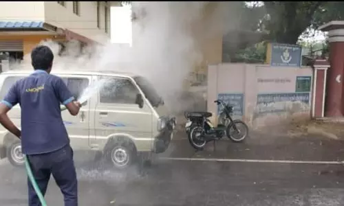 சிவகிரி அரசு பள்ளி அருகில்  கார் தீப்பிடித்து எரிந்தது