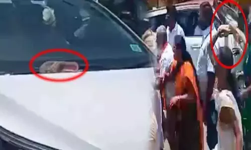 அமைச்சர்  கார் மீது காலணி வீசிய வழக்கு - பாஜகவை சேர்ந்த 2 பெண்களுக்கு ஜாமின்..!