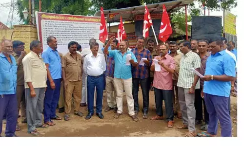 பழனிசெட்டிபட்டி பணிமனை முன்பு  சி.ஐ.டி.யூ. போக்குவரத்து தொழிலாளர்கள் ஆர்ப்பாட்டம்