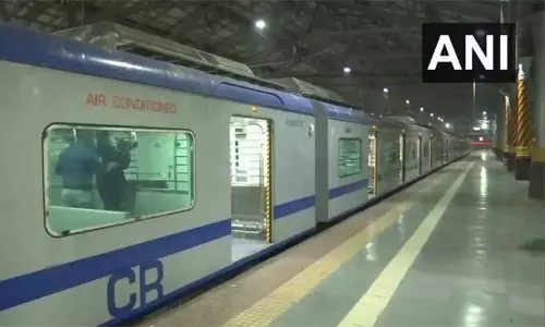 பயணிகள் போராட்டம் எதிரொலி ; மும்பையில்  ஏ.சி. மின்சார ரெயில் சேவைகள் ரத்து