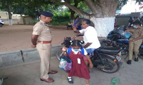 பள்ளிகள் அருகே போலீஸ் கமிஷனர் திடீர் ஆய்வு பள்ளிகள் அருகே போலீஸ் கமிஷனர் திடீர் ஆய்வு