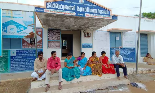 ஊராட்சி அலுவலகம் முன்பாக வார்டு உறுப்பினர்கள் தர்ணா