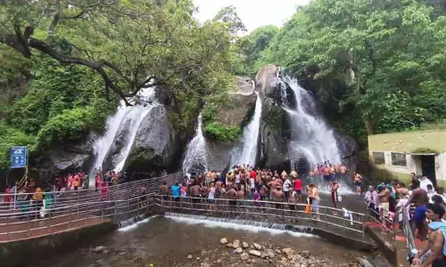 குற்றாலத்தில் சுற்றுலா பயணிகள் ஆனந்த குளியல்