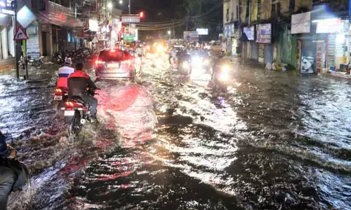 ஒரு மணி நேரத்துக்கும் மேலாக கொட்டித்தீர்த்த மழை ஒரு மணி நேரத்துக்கும் மேலாக கொட்டித்தீர்த்த மழை