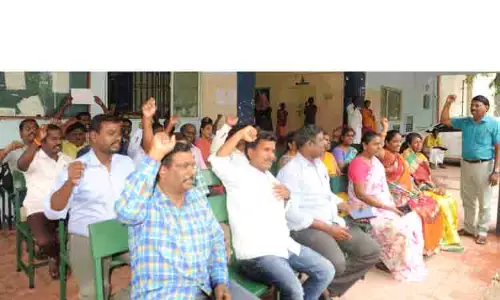 3 மாத ஊதியத்தை வழங்கக்கோரி பெரம்பலூர் அரசு கல்லூரியில் கவுரவ விரிவுரையாளர்கள் உள்ளிருப்பு போராட்டம்
