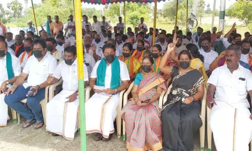 பவானி அருகே வாயில் கறுப்பு துணி கட்டி பாரதீய ஜனதா கட்சியினர் மவுன போராட்டம்; அத்திக்கடவு-அவினாசி திட்டத்தை முழுமையாக நிறைவேற்றக்கோரி நடந்தது பவானி அருகே வாயில் கறுப்பு துணி கட்டி பாரதீய ஜனதா கட்சியினர் மவுன போராட்டம்; அத்திக்கடவு-அவினாசி திட்டத்தை முழுமையாக நிறைவேற்றக்கோரி நடந்தது