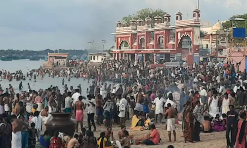 சர்வ அமாவாசையை முன்னிட்டு ராமேசுவரத்தில் குவிந்த பக்தர்கள் சர்வ அமாவாசையை முன்னிட்டு ராமேசுவரத்தில் குவிந்த பக்தர்கள்