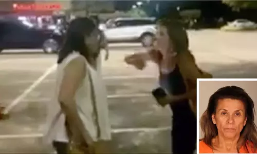 இந்தியர்கள் எல்லா இடங்களிலும் இருக்கிறீர்கள்! இந்திய பெண்கள் மீது இனவெறி தாக்குதல் நடத்திய அமெரிக்க பெண்!