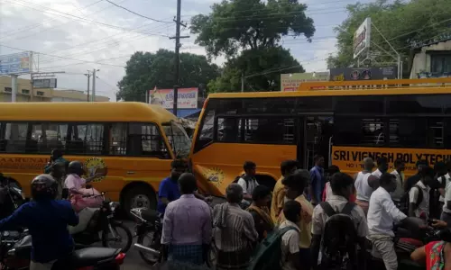 திருச்சியில் கல்லூரி பஸ்-பள்ளி வேன் நேருக்கு நேர் மோதல் - 3 வாகனங்கள் சேதம் திருச்சியில் கல்லூரி பஸ்-பள்ளி வேன் நேருக்கு நேர் மோதல் - 3 வாகனங்கள் சேதம்