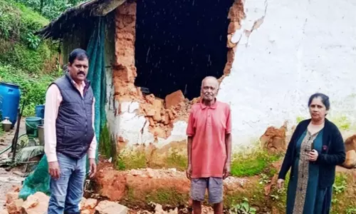 வீட்டை இடித்த காட்டுயானை; கிராம மக்கள் பீதி