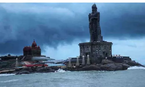 கன்னியாகுமரியில் கடல்நீர் மட்டம் தாழ்வால் படகு போக்குவரத்து தாமதம் கன்னியாகுமரியில் கடல்நீர் மட்டம் தாழ்வால் படகு போக்குவரத்து தாமதம்