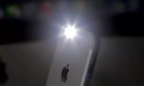 சாலையில், பெண் தவறவிட்ட செல்போனை ஒப்படைத்த ஆட்டோ டிரைவர்