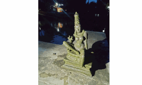 குளத்தில் இருந்து அம்மன் சிலை மீட்பு குளத்தில் இருந்து அம்மன் சிலை மீட்பு