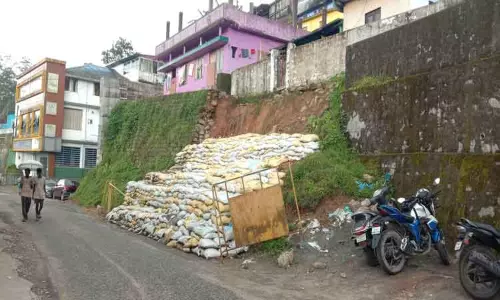 மண்சரிவு ஏற்பட்ட இடத்தில் தடுப்புச்சுவர் கட்ட வேண்டும்