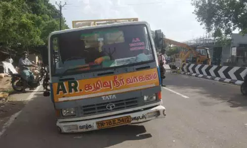 திடீர் பள்ளத்தில் இறங்கி லாரி நின்றது