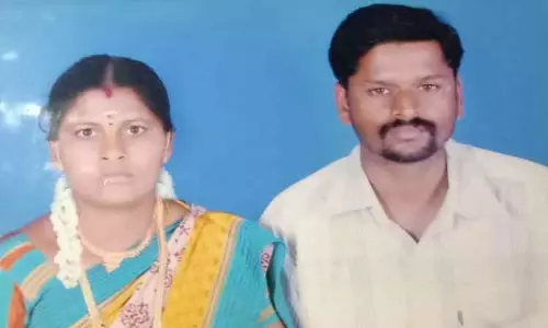 லாரி சக்கரத்தில் சிக்கி தம்பதி சாவு