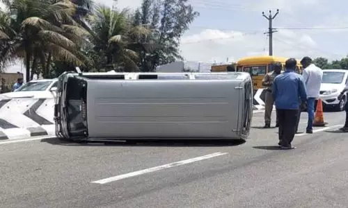 வேன் மோதி 2 பெண்கள் சாவு