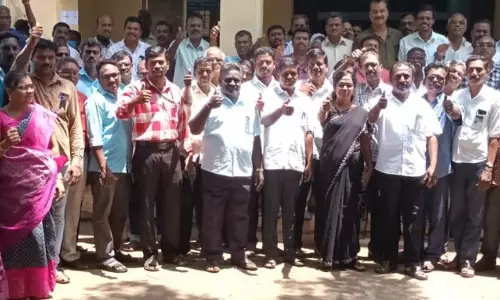 கருப்பு பேட்ஜ் அணிந்து பணியாற்றிய நுகர்பொருள் வாணிப கழக அலுவலர்கள், ஊழியர்கள்