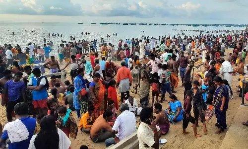 ராமேசுவரம் அக்னி தீர்த்த கடலில் பக்தர்கள் புனித நீராடல்