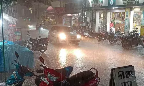 இடி-மின்னலுடன் பலத்த மழை இடி-மின்னலுடன் பலத்த மழை