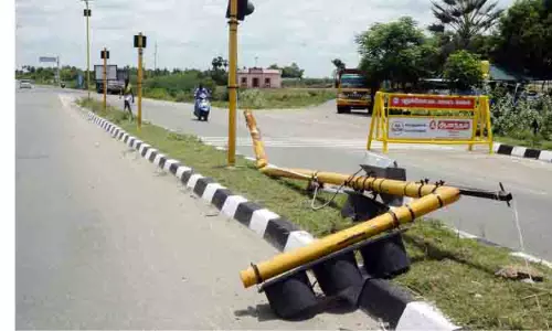 புதுக்கோட்டை அருகே சாய்ந்து கிடக்கும் போக்குவரத்து சிக்னல் கம்பம் புதுக்கோட்டை அருகே சாய்ந்து கிடக்கும் போக்குவரத்து சிக்னல் கம்பம்