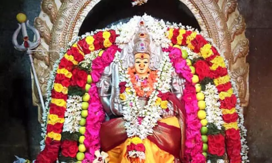 வேளுக்குடி அங்காளபரமேஸ்வரி கோவிலில் அமாவாசை வழிபாடு வேளுக்குடி அங்காளபரமேஸ்வரி கோவிலில் அமாவாசை வழிபாடு