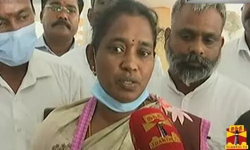 ஸ்ரீமதி மரணம்: முதல்-அமைச்சரை முழுமையாக நம்புகிறோம் - மாணவியின் தாய் பேட்டி ஸ்ரீமதி மரணம்: முதல்-அமைச்சரை முழுமையாக நம்புகிறோம் - மாணவியின் தாய் பேட்டி